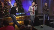 Die Pop-Gruppe Go Fish traegt Weihnachtslieder vor.