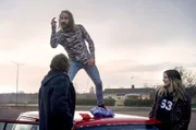 Tomas (Mattias Silvell, stehend), Gösta (Vilhelm Blomgren) und Saga (Clara Drake) feiern ausgelassen.