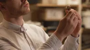 Person hält Schmuck in der Hand