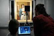 Anna Bugenberg im Restaurierungszentrum in Düsseldorf, wo das Abbild „Teresa Bandettini“ von Angelika Kauffmann mit Infrarotlicht bestrahlt wird.