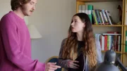 Gösta (Vilhelm Blomgren) hat viel Verständnis für seine jungen Patientin Bianca (Nathalia Lindberg)