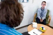 Gösta hört seinem jungen Patienten Ossian zu.