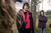 Tomas (Mattias Silvell) nimmt Gösta (Vilhelm Blomgren) und Saga (Clara Drake) zu einem Ausflug mit.