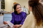 Nicole (Dionne Wudu, vorne) freut sich über die Hochzeitseinladung ihrer Tochter Ana (Soluna-Delta Kokol, hinten).