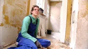 Auch der alte Linoleum-Boden wird von Myriam rausgerissen.