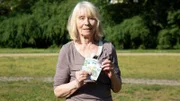 Die 75-jährige Waltraud ist verzweifelt. Sie will nicht nur arbeiten, sie muss es sogar. Weil das Einkommen der Rentnerin zum Überleben nicht ausreicht, ist sie dringend auf einen Job angewiesen.