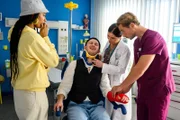 Von links: Daphne Sturm (Joy Ewulu), Bruno Fratelli (Linus Scherz), Dr. Nadira Abbas (Yasmina Djaballah), Lukas Hilpert (Niklas Löffler).