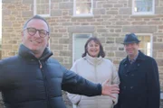 v.l.: Mark Millar, Jeanette und Jason vor ihrem renovierten Haus in Cornwall