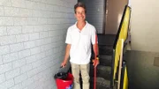 Elmar (47) ist ein Opfer der in Ballungsgebieten grassierenden Wohnungsnot. Obwohl er Vollzeit arbeitet, findet der Gebäudereiniger keine Wohnung.