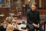 Amy Quinn (Lindsey Gort, l.); Mark Callan (Wilson Bethel, r.)