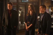 Castle (Nathan Fillion, l.), Beckett (Stana Katic, M.) und Ryan (Seamus Dever, r.) denken, in ihrem neusten Fall gehe es nur um einen Diebstahl, doch dann taucht eine Leiche auf ...