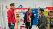 Eine neue Dusche muss her: Gösta (Vilhelm Blomgren, itte.) und sein Vater Tomas (Mattias Silvell, re.) lassen sich von dem Verkäufer (Emanuel „Manne“ Jörnbring) beraten.
