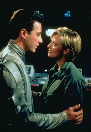 Narim (Garwin Sanford) fühlt sich zu Carter (Amanda Tapping) hingezogen...