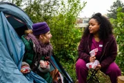 Zoe (Catherine Chikosi, r.) sitzt am Zelt von Brigitte Pawelski (Inga Dietrich l.), die im Park übernachtet hat und an der Hand verletzt ist.