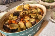Im elsässischen Holtzheim bereitet Marie-Laure ein wahres Sonntagsessen zu: Kartoffeln, Karotten, Lauch, ein Kräutersträußchen sowie drei verschiedene Fleischsorten – schon ist der leckere Baeckeoffe fertig.
