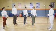 "The Big Bang Theory", "Duell in drei Jahren." Angespornt durch Bernadettes Versuch, Howard zu mehr Fitness zu bewegen, belegen Leonard und seine Freunde einen Fechtkurs bei Barry Kripke. Ihr Ehrgeiz hält sich in Grenzen, bis Kripke andeutet, an Sheldons Ex-Freundin Amy interessiert zu sein. Sogleich kommt die alte Rivalität zwischen Sheldon und Kripke wieder zum Vorschein. Penny, Bernadette und Amy versuchen derweil mehr weibliche Besucher in Stuarts Comicgeschäft zu locken. Doch das erweist sich als gar nicht so einfach.Im Bild (v.li.): Johnny Galecki (Leonard Hofstadter), Jim Parsons (Sheldon Cooper), Simon Helberg (Howard Wolowitz), Kunal Nayyar (Rajesh Koothrappali), John Ross Bowie (Barry Kripke).