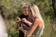 Gordon Ramsay (l.)