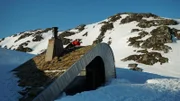 In dieser Folge wird eine norwegische Berghütte erforscht, die so abgelegen ist, dass sie im Winter nur mit dem Hubschrauber erreicht werden kann.