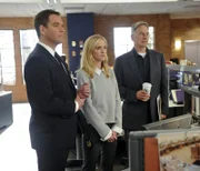 Ein neuer Mordfall weist auf einen 40 Jahre alten Fall hin, bei dem ein Anschlag auf einen Flughafen verübt wurde. Bishop (Emily Wickersham, M.), Gibbs (Mark Harmon, r.) und Tony (Michael Weatherly, l.) beginnen mit den Ermittlungen ...