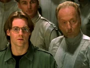 Dr. Daniel Jackson (Michael Shanks, li.) versucht, für Omoc (Tobin Bell, re.) und die wenigen überlebenden Tollaner einen neuen Heimatplaneten zu finden.