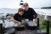 Rockland, ME - Chef Melissa Kelly überprüft ihre Muscheln, während Gordon Ramsay seinen Muschel- und Hummer-Eintopf zubereitet.