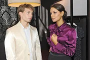 Jasmin (Janina Uhse) verschweigt Dominik (Raul Richter), dass sie wegen der Hochzeit die Teilnahme an einer wichtigen Modemesse verpasst - bis Dominik schließlich Wind davon bekommt. Beseelt feiern Leon und Verena die ganze Nacht Leons wieder gewonnene Potenz und fühlen sich mehr denn je auf dem Weg in eine rosige Zukunft. Allerdings scheinen am nächsten Tag mit aller Vehemenz Leons Phantomschmerzen zurückzukehren. Muss denn jeder Glücksmoment sogleich vergällt werden?