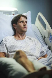 Ray James (Joey McIntyre) wurde von der gleichen Waffe angeschossen die auch seinen Freund getötet hat. Kennt er womöglich den Mörder?