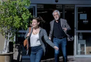 Bridget Voit (Kiele Sanchez, l.); David Rossi (Joe Mantegna, r.)