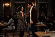 Kat (Mayim Bialik, l.); Oscar (Christopher Rivas, r.)