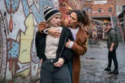 Die sonst so besonnene Lotte Trautzschke (Carlotta Bähre, l.) prügelt sich mit einem Jungen aus ihrer Schule.