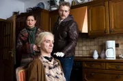 Maja (Josephine Schmidt, l.) und Bollmann (Knud Riepen, r.) sind in die Wohnung von Frau Lesser (Robert Beyer, M.) eingebrochen und erleben dort eine unliebsame Überraschung.
