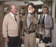 Faceman (Dirk Benedict, re.), Murdock (Dwight Schultz, 2.v.re.) und B.A. (Mr. T, 2.v.li.) bekommen weitere Anweisungen für die Befreiung von Lori.