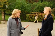 Rosalie (Natalie Alison, l.); Theresa (Ines Lutz, r.)