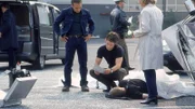 Jan und Semir wollten den Piloten Klaus Reinders befragen. Die Gerichtsmedizinierin Dr. Keil kann die beiden Kommissare jedoch nur noch zu der Leiche von Reinders führen.