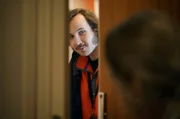 Gösta (Vilhelm Blomgren) hilft einer alleinstehenden Rentnerin.