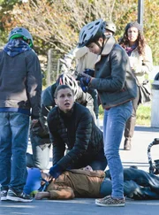 Schock: Sean (Andrew Terraciano, liegend) hatte einen Fahrradunfall. Während Erin (Bridget Moynahan, knieend) checkt, ob er noch lebt, ruft Tochter Nicky (Sami Gayle, r.) so schnell es geht den Notruf ...