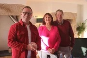 Mark Millar, Jeanette und Jason in ihrem renovierten Herrenhaus in Cornwall