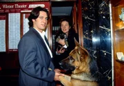Kommissar Moser (Tobias Moretti, l.) und Rex schenken der blinden Zeugin Brigitte (Maria von Blumencron, r.) einen Schäferhund-Welpen.