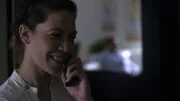 Eine Frau telefoniert mit einem Mobiltelefon