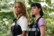 Maxine Roby (Paula Newsome, l.) und Penny Gill (Sarah Gilman, r.)  +++