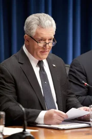 Nicht nur Garret (Gregory Jbara) ist von den harschen Nachfragen der Presse gereizt ...