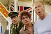 Fieberhaft verfolgen (v.li.) Viktor (Waldemar Kobus), Atze (Atze Schröder) und Harry (Norbert Heisterkamp) das Kart-Rennen zwischen Biene und Jaqueline.