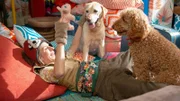 Nachbarin Connie (Susie Donkin) spielt mit Wuffel und Nelly solange die Kinder in der Schule sind.