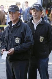 Die Ermordung einer kolumbianischen Prostituierten und eines Petty Officers der Navy führt zu DNA-Spuren, die im Zusammenhang mit einem Bombenanschlag auf den Metropolitan Airport von 1979 stehen. Gibbs (Mark Harmon, l.) und McGee (Sean Murray, r.) beginnen mit den Ermittlungen ...