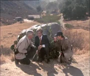 Hannibal (George Peppard, li.), Faceman (Dirk Benedict, Mitte) und Murdock (Dwight Schultz, re.) stehen vor der schwierigen Aufgabe Lori zu befreien.