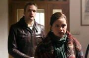 ARD/HEITER BIS TÖDLICH - ZWISCHEN DEN ZEILEN, neue Krimi-Komödie mit 16 Folgen, Folge 14 "Tote haben keinen Hunger", Maja (Josephine Schmidt, r.) und Bollmann (Knud Riepen, l.) beschließen, in die Wohnung von Frau Lesser einzubrechen.