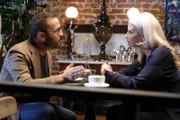 Als Jeffrey (Jeremy Piven, l.) mehr über den möglichen geheimen Freund von Mia herausfindet, trifft er sich zum Beratschlagen mit Alex (Monica Potter, r.). Doch kann und will sie ihm helfen?
