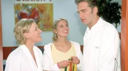 Er kann's nicht lassen. Um die Gymnastiklehrerin Kathi (Stephanie Grossger, M.) rumzukriegen, spielt Dr. Schmidt (Walter Sittler) den Greenpeace-Aktivist. Nikola (Mariele Millowitsch) findet's einfach nur widerlich.