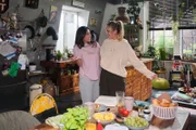 Esma (Özge Delioglan, l.) drückt sich erfolgreich vor der Arbeit., Rechts Cecilia (Carina Koller)