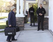 Als eine Frau im Haus eines Marines und dessen Ehefrau ermordet aufgefunden wird, werden Gibbs (Mark Harmon, r.) und Ducky (David McCallum, l.) hinzugezogen, um den Fall zu lösen ...